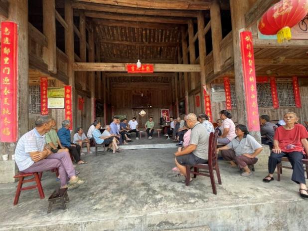 一群人站在建筑前中度可信度描述已自动生成 一群人站在建筑前中度可信度描述已自动生成